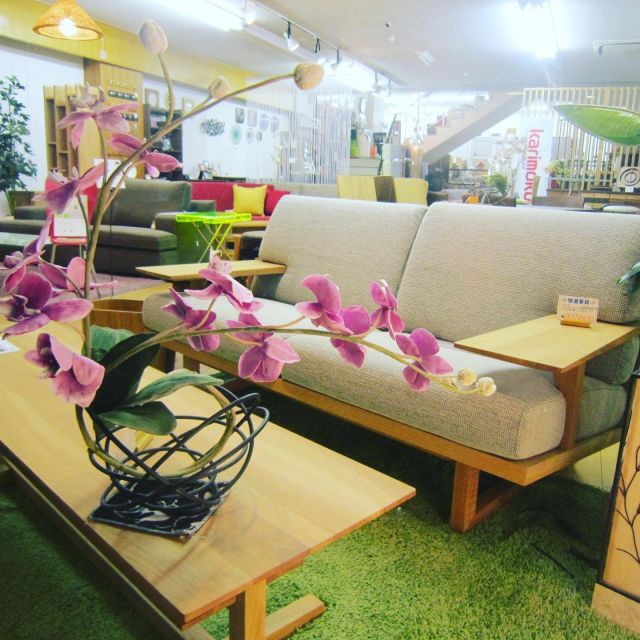 個人用インスタと会社用インスタが混ざってしまっていたので区別してみました。こちらではお店の情報をUPしていこうと思います。
#平手家具　#カリモク家具　#カリモク100年ソファ　#布花アート　#木肘ソファ