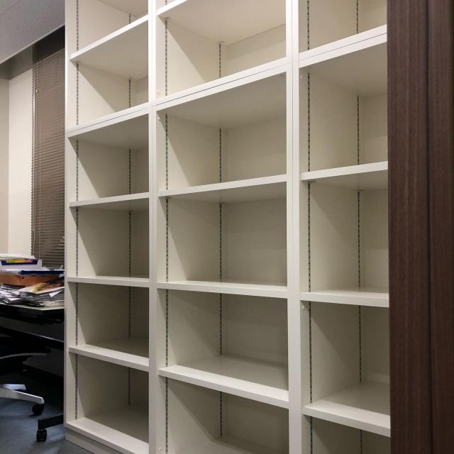 法人様の資料室に棚を納品
サイズに合わせて天井までの棚
A4サイズがびっしりはいります
ワイドを少々大きく作りすぎてあと2mm大きかったら入らなかった。
ちょっと反省。気を引き締めていなくては！#平手家具#特注書棚#化粧板#法人家具